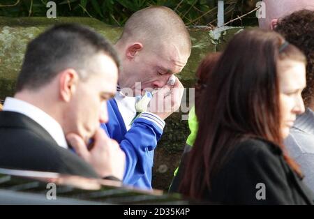 Christian, Onkel und Besitzer des Hundes, der John Paul Massey getötet hat, wird vor der St Annes Church in Liverpool gesehen, wo die Beerdigung von John Paul stattgefunden hat. Stockfoto