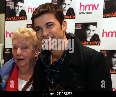 X-Faktor-Gewinner Joe McElderry mit seiner Großmutter Hilda während einer CD-Signing-Session seiner Debüt-Single The Climb im HMV-Store auf der King Street in seiner Heimatstadt South Shields, South Tyneside. Stockfoto
