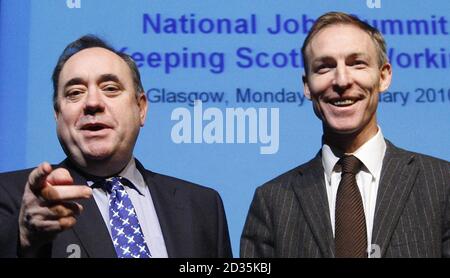 Der erste Minister Alex Salmond (links) und der schottische Sekretär Jim Murphy bei einem Beschäftigungsgipfel am John Wheatley College in Glasgow. Stockfoto