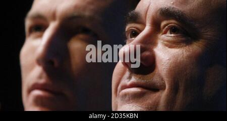 Erster Minister Alex Salmond (rechts) Schottischer Sekretär Jim Murphy während eines Jobs-Gipfels am John Wheatley College in Glasgow. Stockfoto