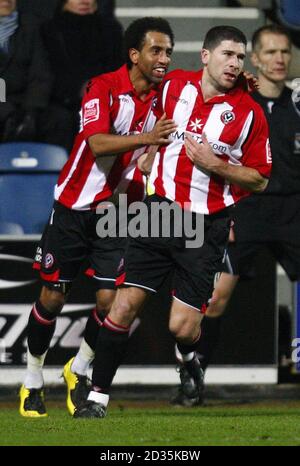 Lee Williamson von Sheffield United (links) feiert das erste Tor seiner Seite beim FA Cup Third Round Replay in der Loftus Road, London. Stockfoto