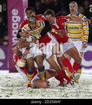 Leeds Rhinos' Kallum Watkins (Mitte) wird von Jordan James (links) und Frank Winterstein von Celtic Crusaders während des Engage Super League-Spiels auf dem Rennbahngelände Wrexham angegangen. Stockfoto