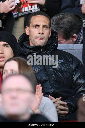 Rio Ferdinand von Manchester United in den Tribünen vor dem Anpfiff Stockfoto