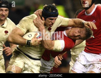 Der Engländer James Haskell übergibt Wales' Andy Powell während des RBS 6 Nations-Spiels in Twickenham, London. Stockfoto