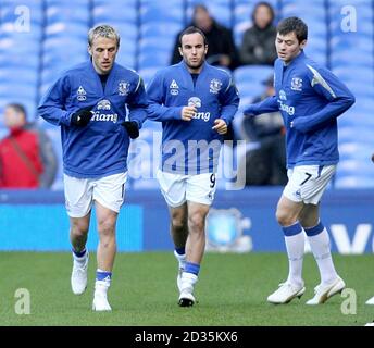 (Links-rechts) Evertons Phil Neville, Landon Donovan und Diniyar Bilyaletdinov wärmen sich vor dem Spiel auf Stockfoto