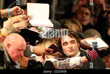 Robert Pattinson posiert für Fotos, als er bei den Orange British Academy Film Awards im Royal Opera House, Covent Garden, London ankommt. Stockfoto