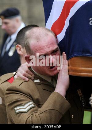 Ein Soldat weint, als er nach seinem Trauerdienst den Sarg von Korporal Liam Riley aus der Sheffield Cathedral trägt. Der Korporal Liam Riley vom 3. Bataillon des Yorkshire Regiments wurde Anfang dieses Monats durch eine Explosion getötet, während er als Teil der 1 Coldstream Guards Battle Group in der Nähe von Malgir in Helmand diente. Stockfoto