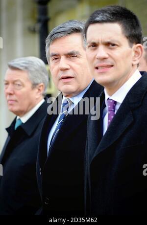 Premierminister Gordon Brown geht heute mit seinem Innenminister Alan Johnson (links) und Außenminister David Miliband (rechts) über die Horse Guards Parade in London, nachdem er während seines dreitägigen Staatsbesuchs in Großbritannien an der offiziellen Begrüßung des südafrikanischen Präsidenten Jacob Zuma teilgenommen hatte. Stockfoto