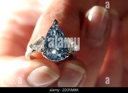 A London Sotheby's Mitarbeiter modelliert einen De Beers Millennium Blue Diamond, der am 7. April während eines Fotoanrufs in der New Bond Street, London, den Sotheby's Hong Kong Magnificent Jewels und den Jadeite 2010 Spring Sale leiten wird. Stockfoto