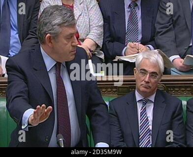 Premierminister Gordon Brown spricht während der Fragen des Premierministers im Londoner Unterhaus, wie Kanzler Alistair Darling schaut. Stockfoto