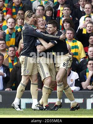 Liverpools Fernando Torres (links) feiert sein Tor mit Dirk Kuyt Und Steven Gerrard (rechts) Stockfoto