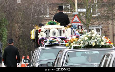 Die Trauerkortege, die den Sarg von Rifleman Martin Kinggett trägt, verlässt nach einem Trauerdienst in der Kirche der Heiligen Familie in Dagenham. Stockfoto