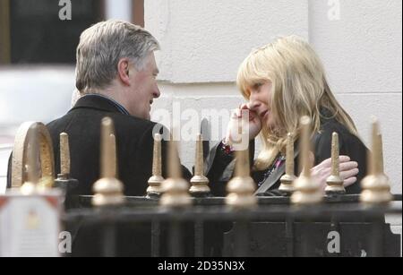 Pat Kenny (links) tröstet eine nicht identifizierte Frau vor Gerry Ryans Familienhaus im nördlichen Dubliner Vorort Clontarf, wo heute Abend eine Weckzeit für den ehemaligen irischen Sender stattfindet. Stockfoto