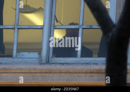Der konservative Abgeordnete Oliver Letwin wird durch ein Fenster im Portcullis House in London gesehen. Stockfoto