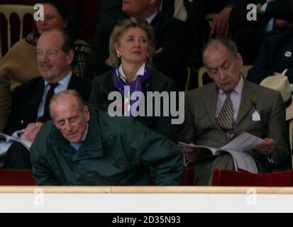 Der Duke of Edinburgh (vorne links) beobachtet den Coaching Marathon mit Alastair Stewart (rechts) bei der Royal Windsor Horse Show im Windsor Castle. Stockfoto