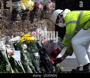 Nach dem Schussrausch von Derrick Bird in Cumbria, bei dem 12 Menschen ums Leben gekommen sind, werden in Egremont florale Tribute hinterlassen. Stockfoto