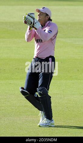 Middlesex Panthers' Wicketkeeper Adam Gilchrist nimmt einen Fang, um Sussex Sharks Chris Nash für 2 Läufe während des Friends Provident T20-Spiels auf Lord's Cricket Ground, London, zu entlassen. Stockfoto