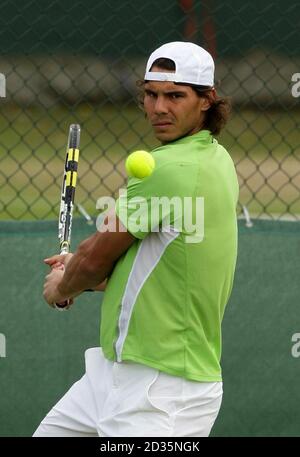 Der Spanier Rafael Nadal während eines Trainingstages für die Wimbledon Championships 2010 im All England Lawn Tennis Club, Wimbledon. Stockfoto