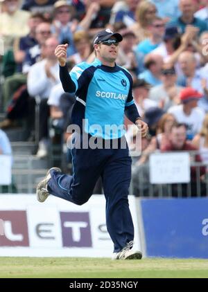 Der schottische Neil McCallum feiert den Fang von Englands Andrew Strauss beim Bowling von Majid Haq während des One Day International in der Grange, Edinburgh. Stockfoto