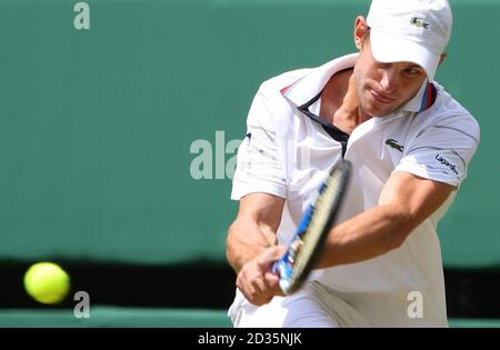 Der US-Amerikaner Andy Roddick tritt am dritten Tag der Wimbledon Championships 2010 im All England Lawn Tennis Club in Wimbledon gegen den Franzosen Michael Llodra in Aktion. Stockfoto