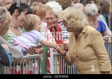 Die Herzogin von Cornwall wird von einem jungen Mädchen in der Menge begrüßt, als der Prinz von Wales und die Herzogin von Cornwall Tenby im Rahmen des jährlichen Sommerbesuches des Prinzen in Wales besuchten. Stockfoto