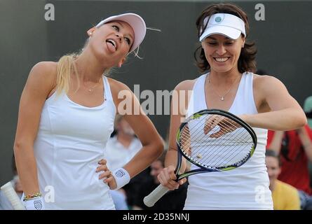 Anna Kournikova in ihrer Ladies Invitation Doppel-Match mit Martina Hingis (rechts) während des achten Tages der Wimbledon Championships 2010 im All England Lawn Tennis Club, Wimbledon. Stockfoto