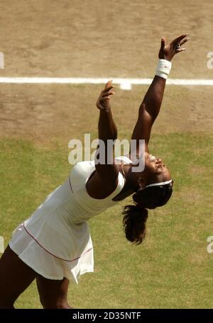 Die US-Amerikanerin Serena Williams feiert den Sieg über die russische Vera Zvonareva beim Finale der Damen-Singles am 12. Tag der Wimbledon Championships 2010 im All England Lawn Tennis Club in Wimbledon. Stockfoto