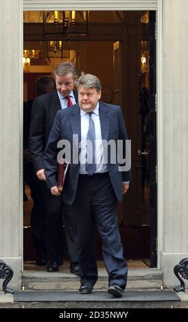 Lord Strathclyde (Front), Leiter des Oberhauses und Kanzler des Herzogtums Lancaster, und Michael Gove, Staatssekretär für Bildung, verlassen nach der Kabinettssitzung die Downing Street 10. Stockfoto