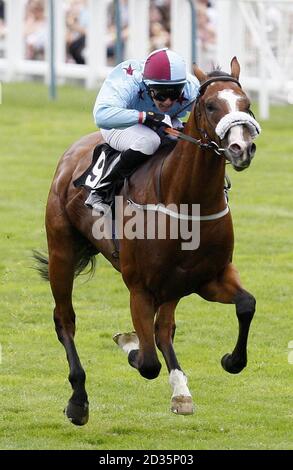 Slip Sliding Away, geritten von John Fahy, weiter gehen, um die Turftv Handicap Einsätze auf Ascot Rennbahn, Ascot zu gewinnen. Stockfoto