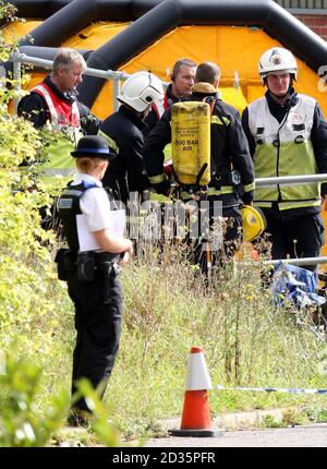 Rettungsdienste vor Ort in Springwood Drive, Braintree, Essex nach der Entdeckung von zwei Leichen in einem Auto heute Morgen. Stockfoto