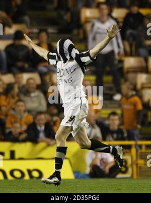 Notts County Lee Hughes feiert sein Tor gegen Wolverhampton Wanderers' mit Boing Boing Tee-Shirt feiert seine Liebe zu seinem ehemaligen Team West Bromwich Albion während der dritten Runde Carling Cup Spiel in Molineux, Wolverhampton. Stockfoto