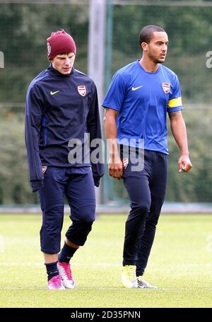 Andrey Arshavin von Arsenal (links) und Theo Walcott während einer Trainingseinheit in London Colney, London. Stockfoto