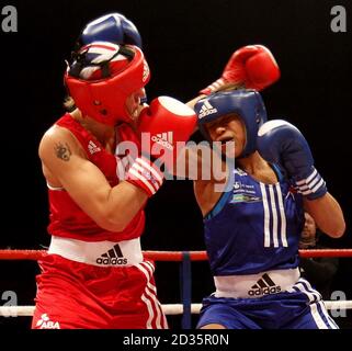 Amanda Coulson (links) und Natasha Jonas im 60kg Gewicht während der Amateur Boxing Championships in der Echo Arena, Liverpool. Stockfoto