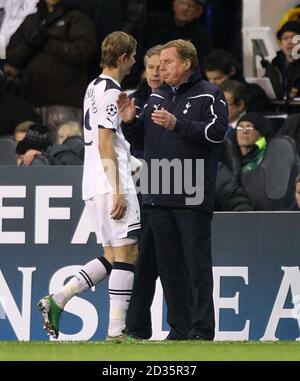 Roman Pavlyuchenko (links) von Tottenham Hotspur auf der Kontaktlinie mit dem Manager Harry Redknapp nach dem Austausch Stockfoto