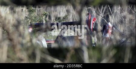 Wrack am Schauplatz auf der Südspur der M1 bei Milltown, Co Louth, wo zwei Menschen getötet wurden, nachdem ein einziges Auto heute früh durch einen Zaun gepflügt wurde. Stockfoto