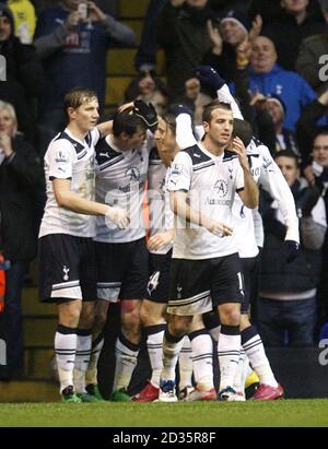 Gareth Bale von Tottenham Hotspur (2. Links) feiert mit Teamkollegen, nachdem er das Eröffnungtor seines Teams erzielt hat. Stockfoto