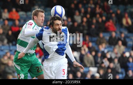 Blackburn Rovers' Gael Givet (rechts) kämpft mit Rob Hulse der Queens Park Rangers während des FA Cup-Spiels in Ewood Park, Blackburn. Stockfoto