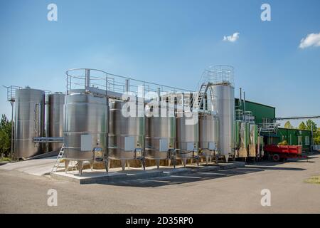 Moderne Weinkellerei. Große Edelstahltanks für die Gärung von Wein. Stockfoto