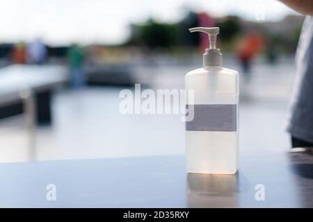 Händedesinfektionsgel in der Öffentlichkeit. Antibakterielle Lotion Flasche außen. Nahaufnahme der antiseptischen in der Straße. Stockfoto