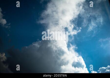 Natürlicher klarer Himmel und Wolken bei Cherrapunji im indischen Meghalaya-Staat, Nordostindien Stockfoto