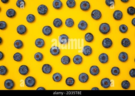 Heidelbeer Muster auf gelbem Hintergrund. Reife Heidelbeeren Textur aus nächster Nähe. Stockfoto