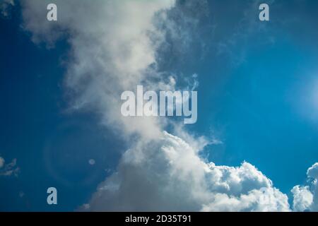 Natürlicher klarer Himmel und Wolken bei Cherrapunji im indischen Meghalaya-Staat, Nordostindien Stockfoto