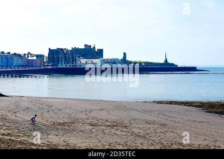 Ein Blick auf den Strand von Aberystwyth mit Pier in der Ferne.großes Gebäude dahinter sind die alten College-Gebäude jetzt für die Gemeinschaftsnutzung verwendet. Stockfoto