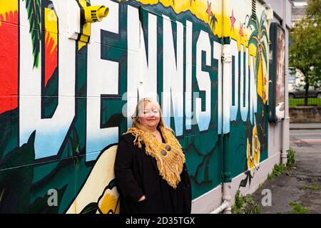 Glasgow, Schottland, Großbritannien. Oktober 2020. Das Time Out Magazin hat Dennistoun im East End von Glasgow zu einem der coolsten Viertel der Welt gekürt. Im Bild: Anne McLaughlin, SNP-Abgeordnete des Wahlkreises Glasgow North East, posiert nach der neuen Anerkennung des Bezirks vor einem Wandgemälde in Dennistoun. Iain Masterton/Alamy Live News Stockfoto