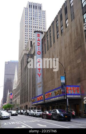 NEW YORK CITY, NY -27 SEP 2020- Blick auf die Radio City Music Hall, Heimat der Rockettes, einem Wahrzeichen in Midtown Manhattan, New York City Stockfoto