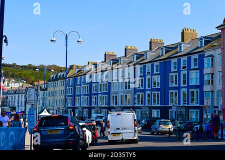 Blick auf die Marine Terrace, die Hauptstraße entlang der Promenade bei Aberystwyth. Ein beliebter Ort zum Spazierengehen am Meer mit einer Kulisse von viktorianischen Hotels Stockfoto