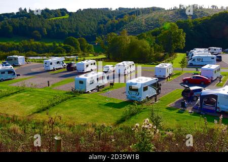 Ein Blick auf moderne Wohnwagen und Wohnmobile vor Ort Der Red Kite Touring Park in der Nähe von Llanidloes in Mid-Wales Platz & voll ausgestattete Stellplätze Stockfoto