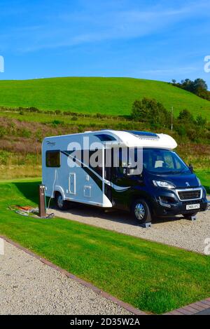 Ein modernes Wohnmobil auf dem Gelände des Red Kite Touring Park in der Nähe von Llanidloes in Mid-Wales. Hochwertiger Platz nur für Erwachsene mit voll ausgestatteten Stellplätzen. Stockfoto