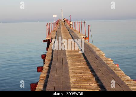 A wooden bridge at sea. Seascape. Stockfoto