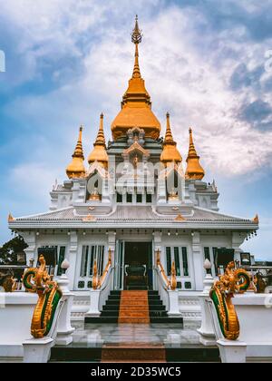 Spaziergang um die Tempel nong wang und Chao Por Lak Muang In Khon Kaen Stadt in Thailand Stockfoto